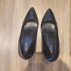 Michael Kors leather pump